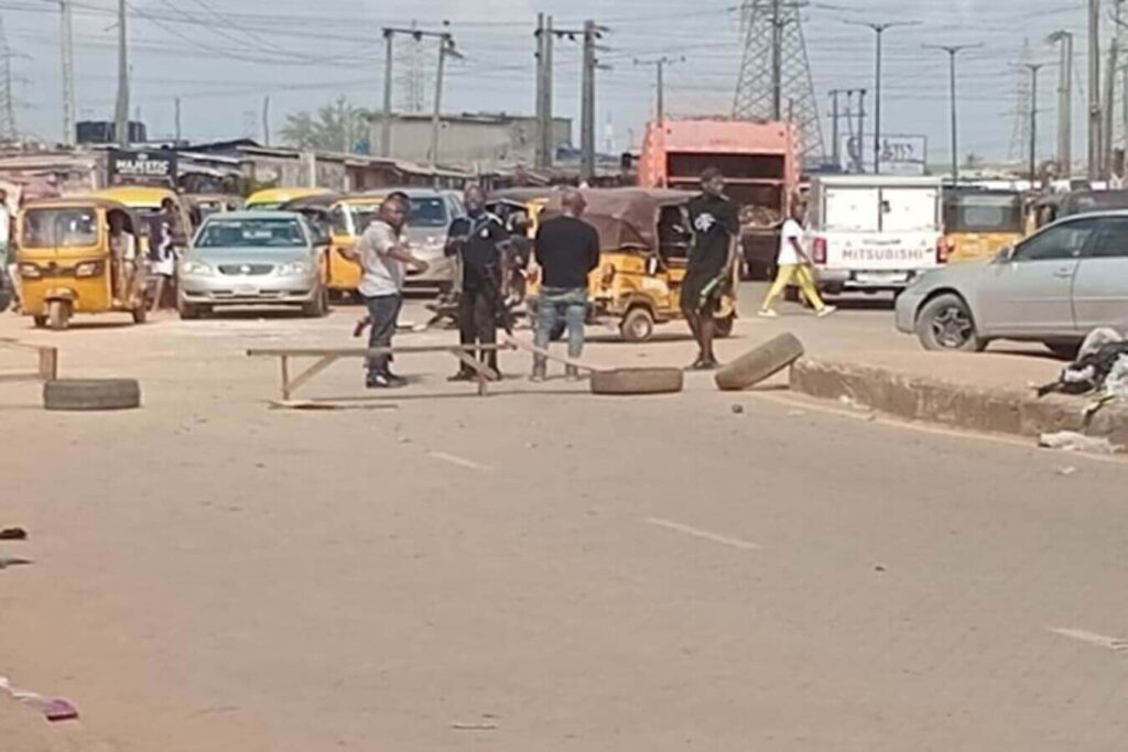 Hoodlums attack police station Lagos