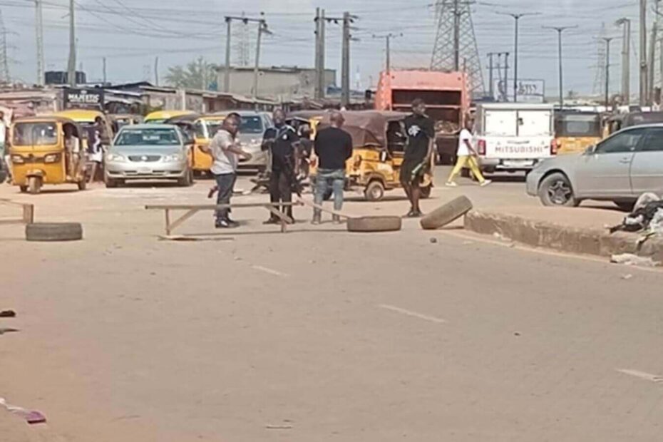 Hoodlums attack police station Lagos